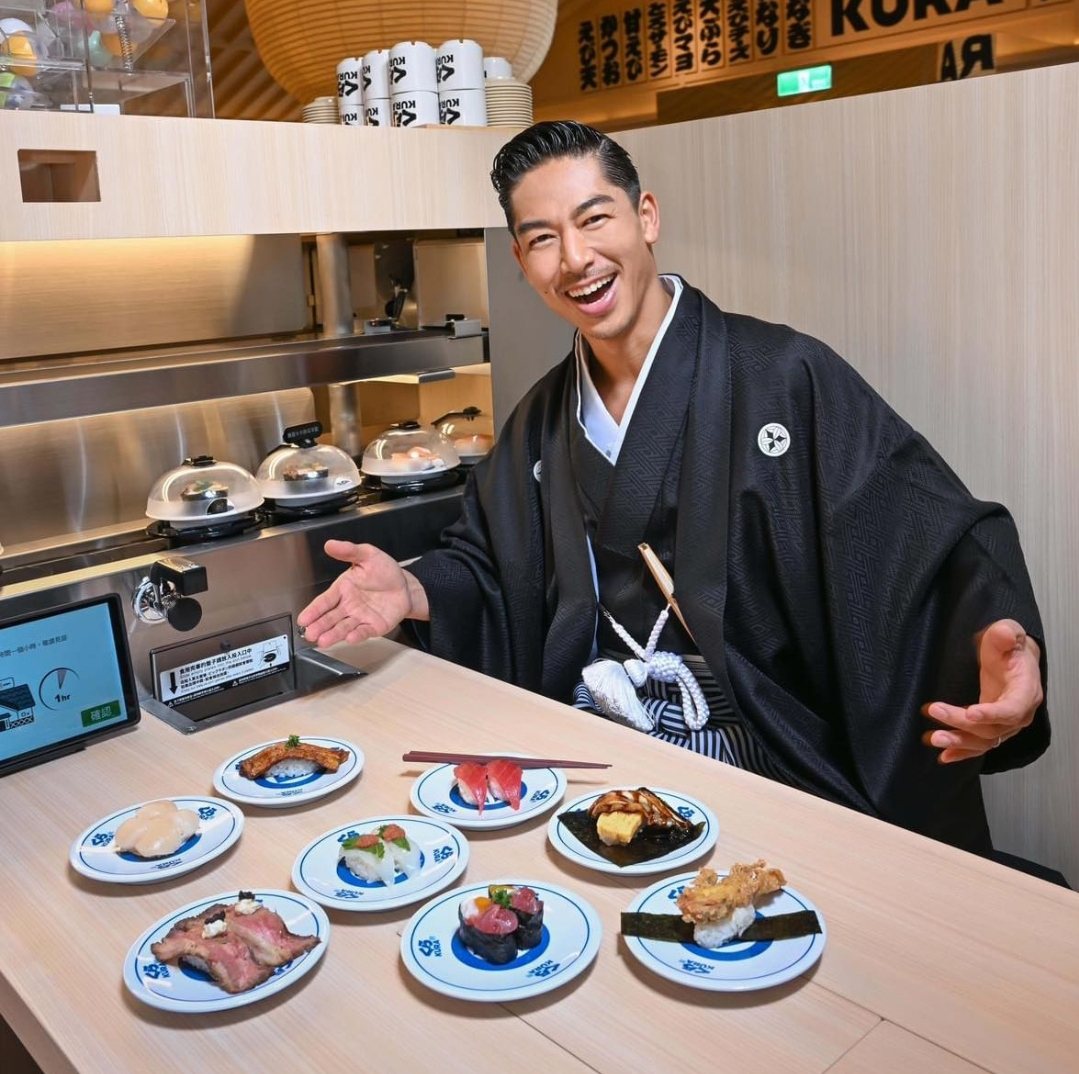 AKIRA開心享用壽司。圖／藏壽司提供