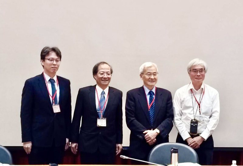 台灣法學基金會舉辦自辦市地重劃研討會，由基金會董事長謝哲勝(左二)主持。台灣法學基金會提供