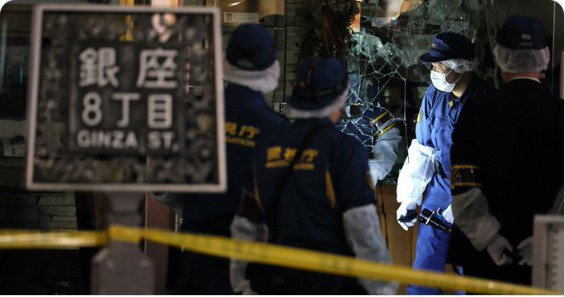 日本東京銀座名表店當地時間8日傍晚6時30分左右，遭數名戴白色面具的男子持刀入內行搶，砸碎展示櫃搶走許多名表。圖為警方趕往搶案現場調查。 圖／擷取自推特