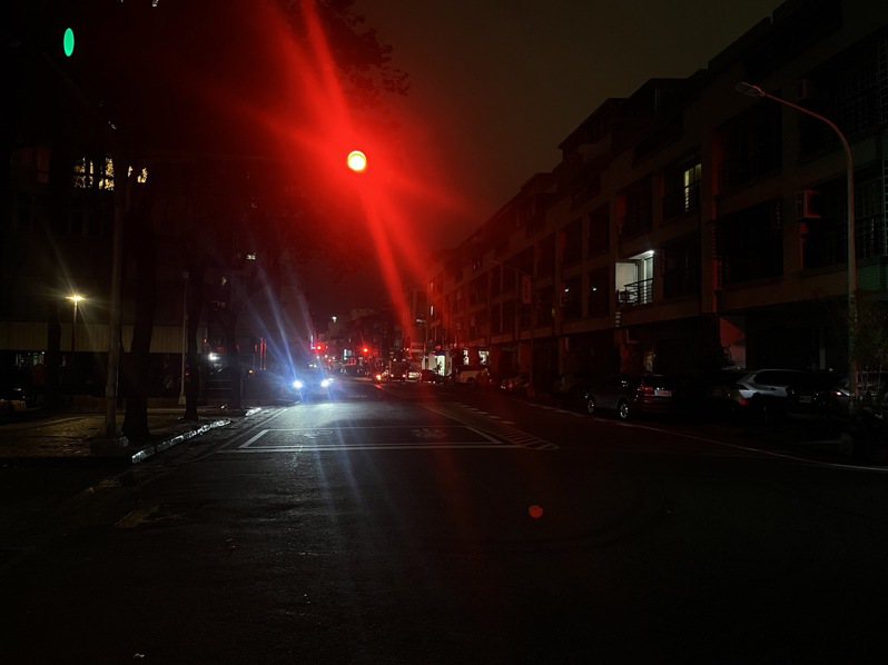 高雄夢時代周圍鎮東一街和鎮州路一帶今晚傳出停電，連路燈都沒亮，路上一片漆黑。圖／讀者提供
