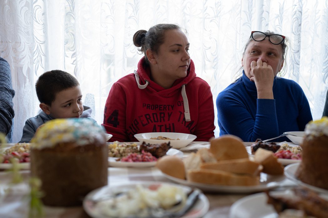 婦人跟她26歲的女兒Nastya（中）與6歲的孫兒Nazar（左）同坐在復活節聚...