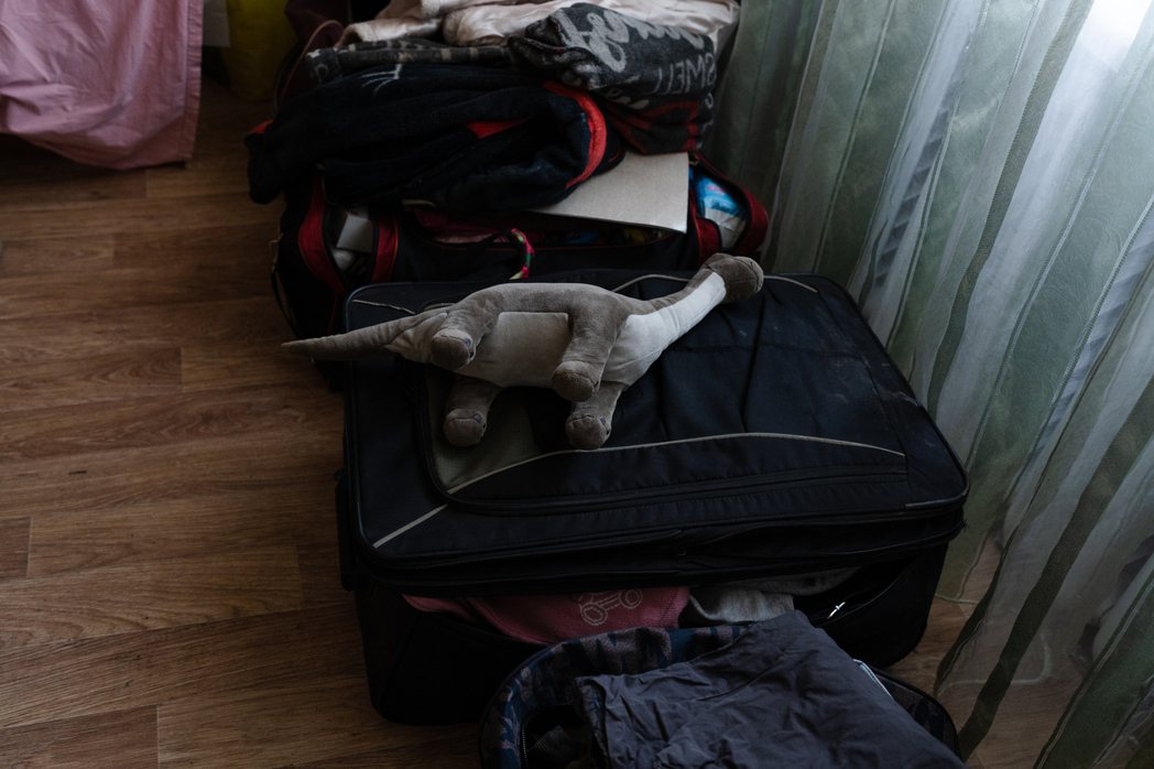 一間房間放了5、6袋行李，衣服、絨毛娃娃，Nastya一家人的家當便陳列在此。 ...