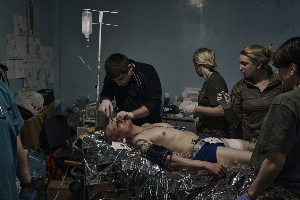 巴赫穆特地區受傷、接受治療的烏克蘭軍人。 圖／美聯社