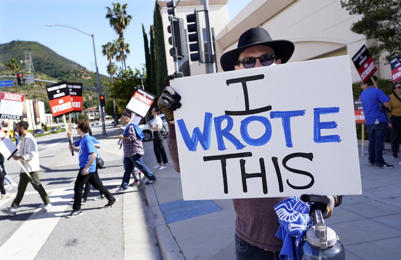 美國編劇工會與好萊塢資方談判破局，成千上萬的影視工作者進行罷工。圖╱美聯社