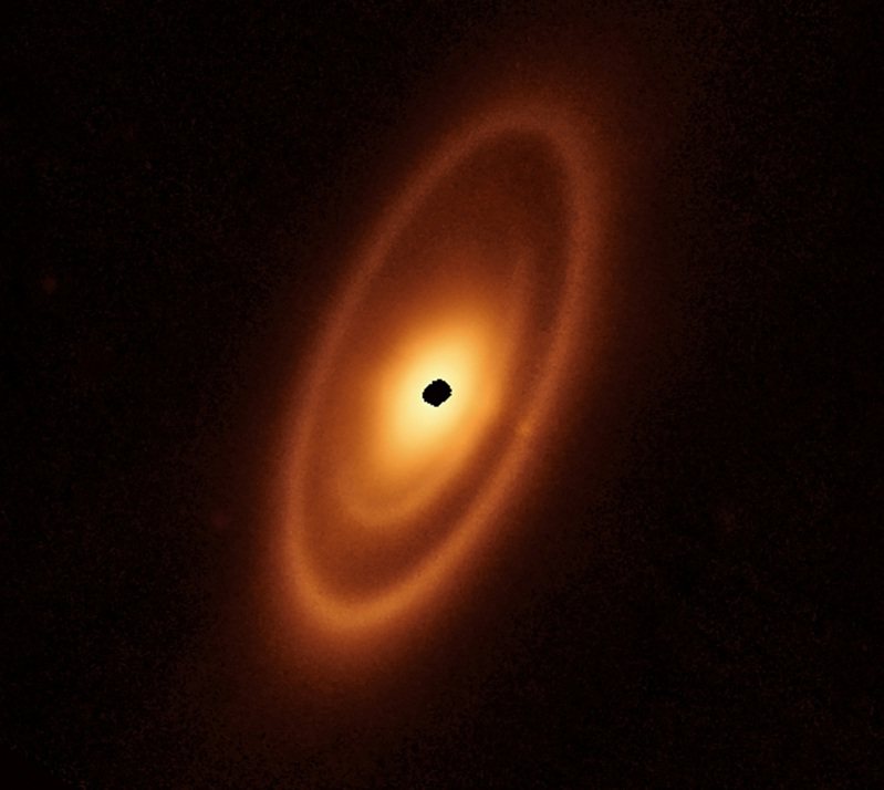韋伯太空望遠鏡觀測到有3個由塵埃組成的碎片同心環，圍繞著北落師門恆星運轉。路透