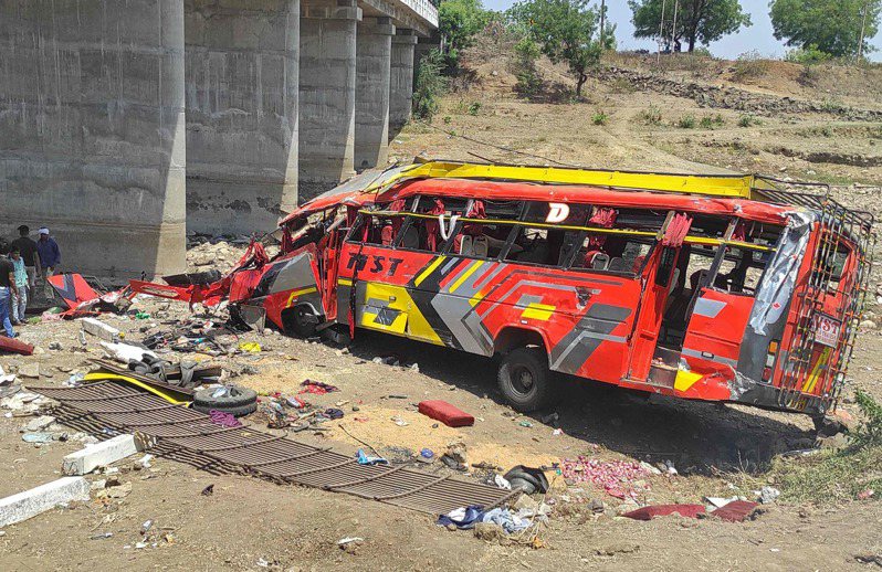 印度中部一座城市今天上午發生巴士翻落橋下事件，至少22人死亡，包括婦女及兒童在內，另有30餘人受傷。 法新社