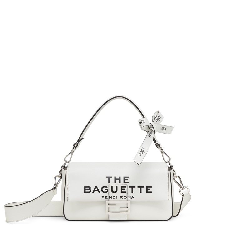 FENDI by Marc Jacobs2023夏季聯名限定系列女款Baguette包外側，大剌剌地寫上「THE BAGUETTE」字樣，並在手柄繫上有著FENDI Roma字樣的絲帶蝴蝶結，備有多色與材質可選。圖／FENDI提供