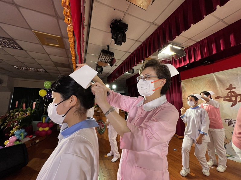 培養未來醫護生力軍，台南敏惠醫專為445名學生辦加冠典禮。圖 ／學校提供