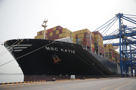 大陸4月出口年增8.5%，進口年減7.9%。圖為大連貨櫃碼頭。（中新社）