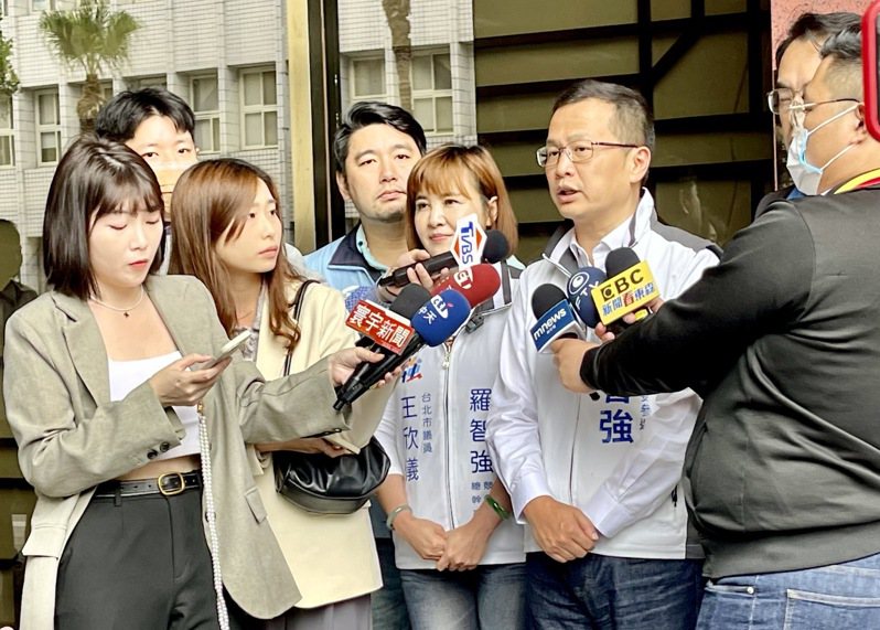 前台北市議員羅智強今（9）日到台北地檢署告發此案。參與新北中和立委初選的議員游輝宂表示，黨內應該團結，炮口一致對外。圖／游輝宂提供