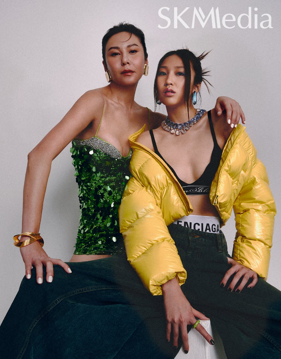 洪曉蕾(左)與女兒Dora獻上母女首次合體的時尚E Cover。圖／SKM media提供