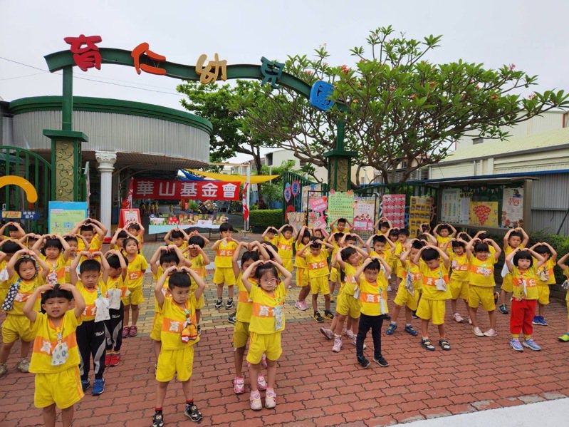 華山基金會台南舉辦端午義賣，幼兒園小朋友當當志工沿街叫賣。記者周宗禎／翻攝