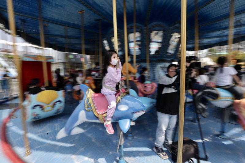 為了迎接母親節，台北市兒童新樂園於於5月13日、14日推出入園優惠，只要是帶著12歲以下兒童共遊的親子遊客，家長1人可享免費入園，且臨櫃購買一日樂fun券，額外贈送家長1張。記者許正宏／攝影