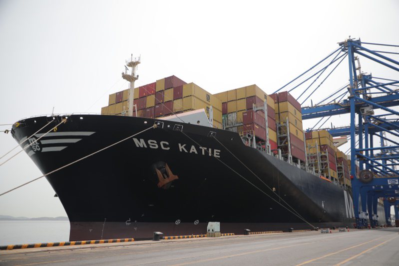 地中海凱蒂（MSC KATIE）輪在遼寧港口集團大連集裝箱碼頭首航，標誌著大連港——地中海西岸航線正式開通。圖為地中海凱蒂（MSC KATIE）輪。（中新社）
