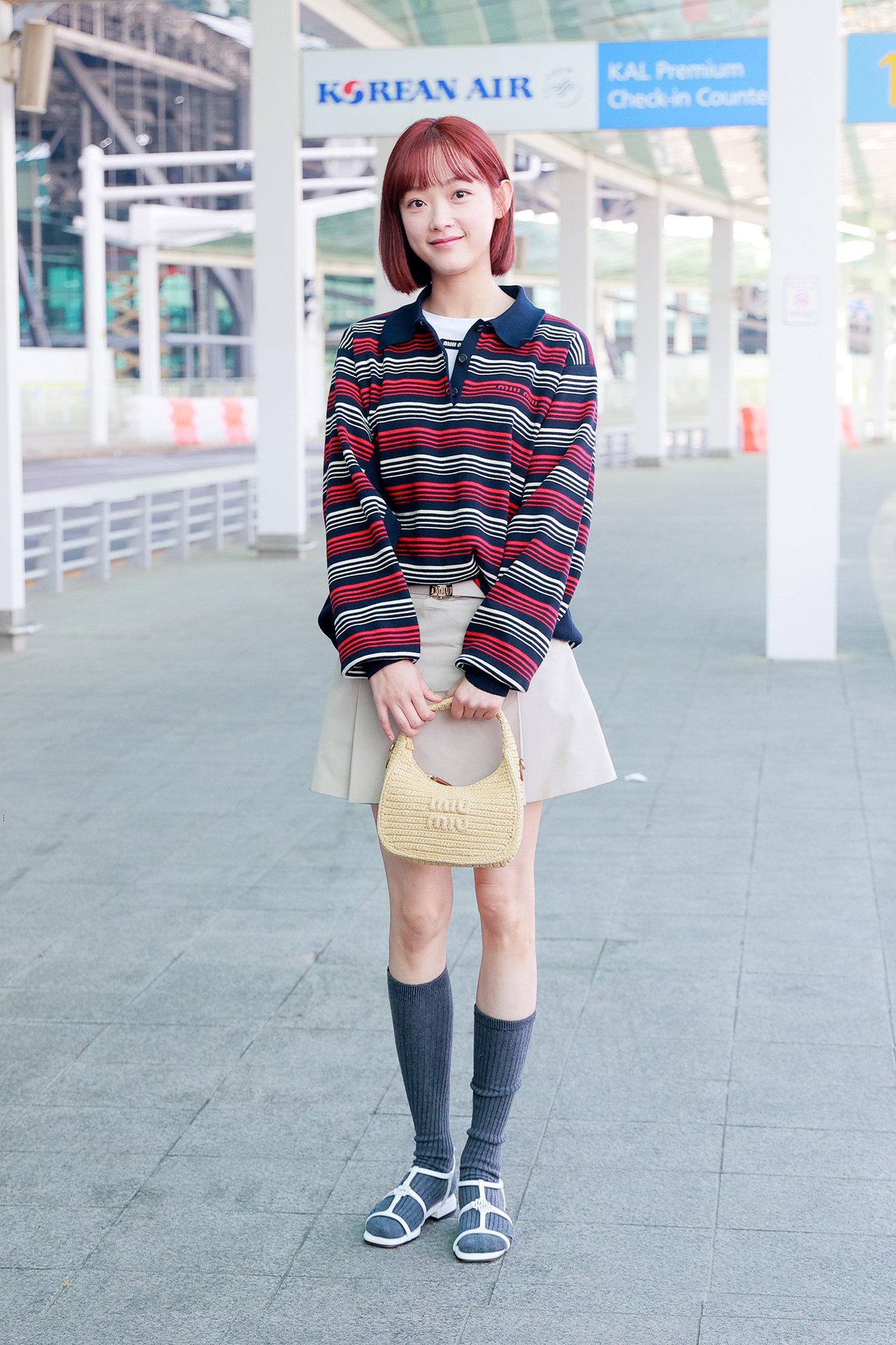 李瑜美這身活潑俏麗的機場時尚行頭，以MIU MIU Polo棉質衫 （55,000元）搭配棉質迷你裙 （51,000元）。圖/Miu Miu提供