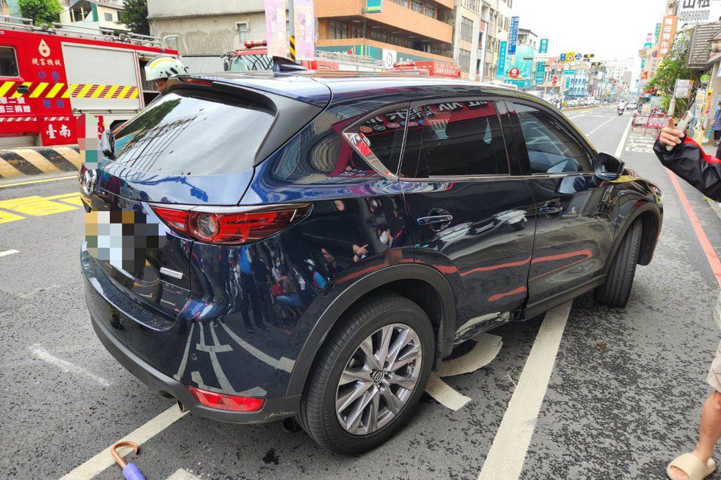 檢視事發當時的監視器影像後，不難發現撞人的左轉汽車做了一件不少在台南的駕駛會做的事——搶快左轉。 圖／聯合報系資料照片