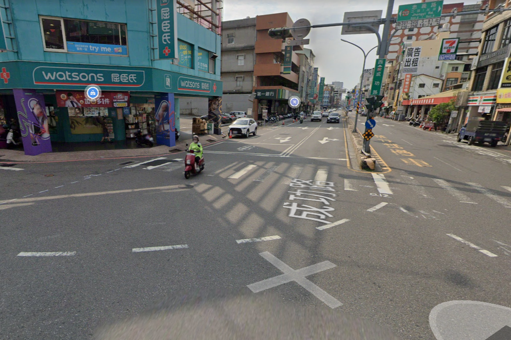 車禍發生地位於台南市中西區成功路、忠義路口。 圖／截取自Google地圖