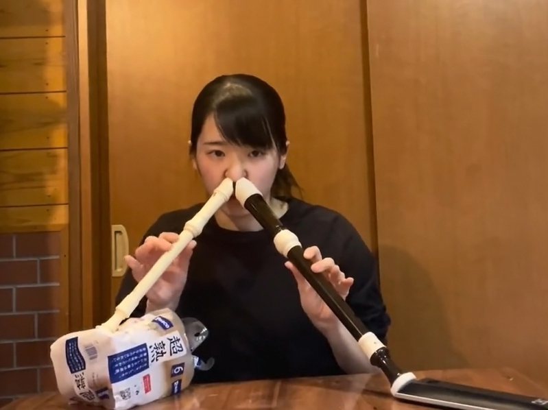 一名網友上傳用鼻孔同時吹2支笛子的影片，短短不到一周即吸引逾千萬人觀看。圖／取自Twitter