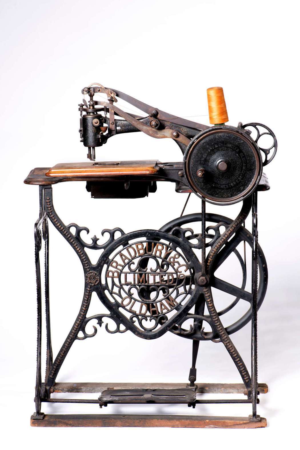 奇美博物館產業類典藏〈布瑞德伯里縫紉機〉，英國，1874-1905年。圖／奇美博...