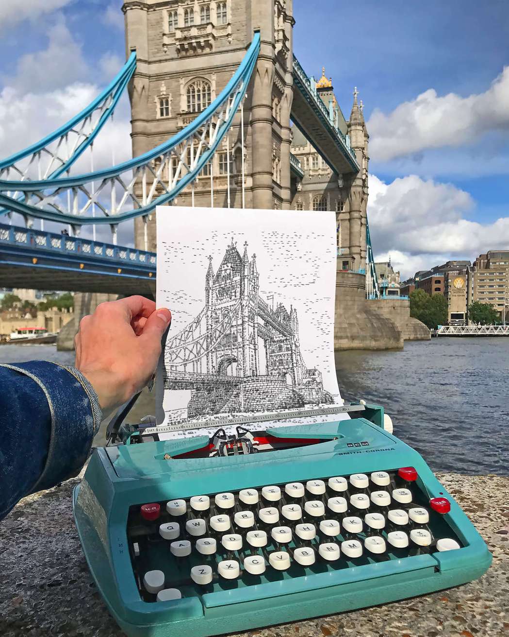 詹姆斯．庫克2021年以打字機創作的作品〈塔橋再現〉。圖／詹姆斯．庫克提供