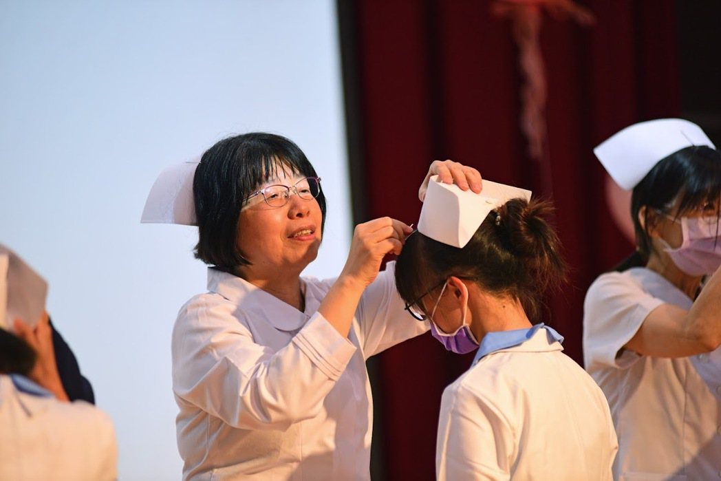 護理系學生接受加冠儀式。 中臺科大/提供。