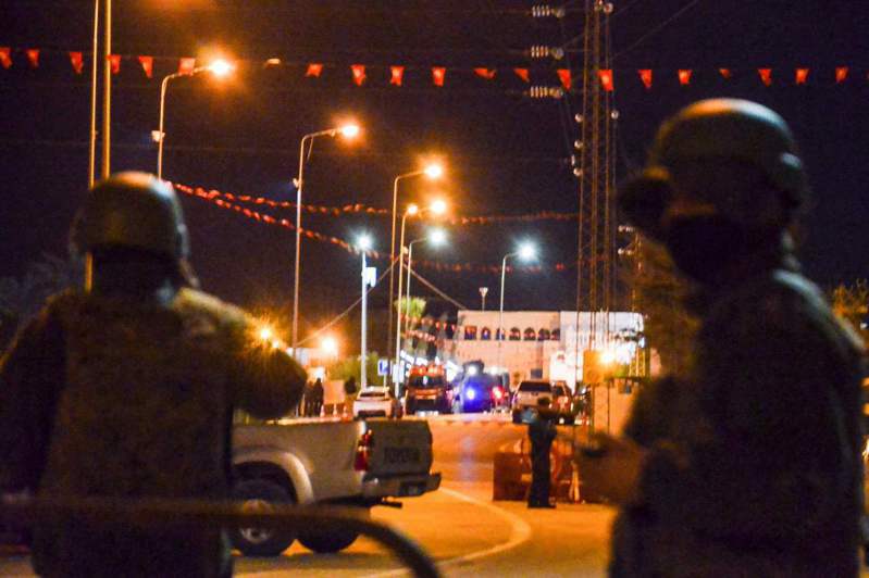 突尼西亞杰巴島（Djerba）猶太會堂附近發生槍擊案，一名警察槍殺2名安全人員和2名遊客後，遭到擊斃。 法新社