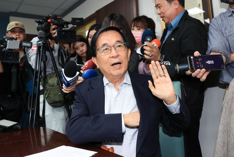 前總統陳水扁（中）關注選罷法修法，特別出席新台灣國策智庫舉辦的研討會，坐在記者席旁聽。圖／聯合報系資料照片