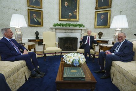 美國總統拜登（中）與眾院議長麥卡錫（左）及參院民主黨領袖舒默（右）等人周二在白宮商談債限問題。美聯社