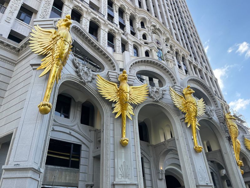 台中市南屯區文心南路建案門面站了6個金鳥雕塑引熱議。記者劉柏均／攝影