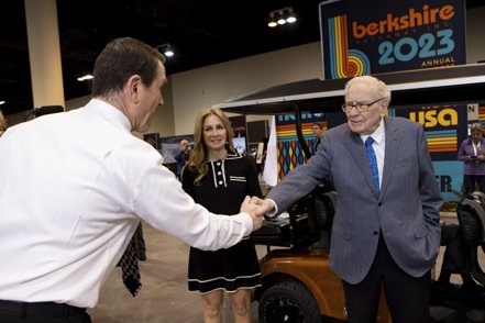 巴菲特在波克夏今年的股東會上，與時思糖果（See's Candies）執行長Pat Egan握手寒暄。  美聯社