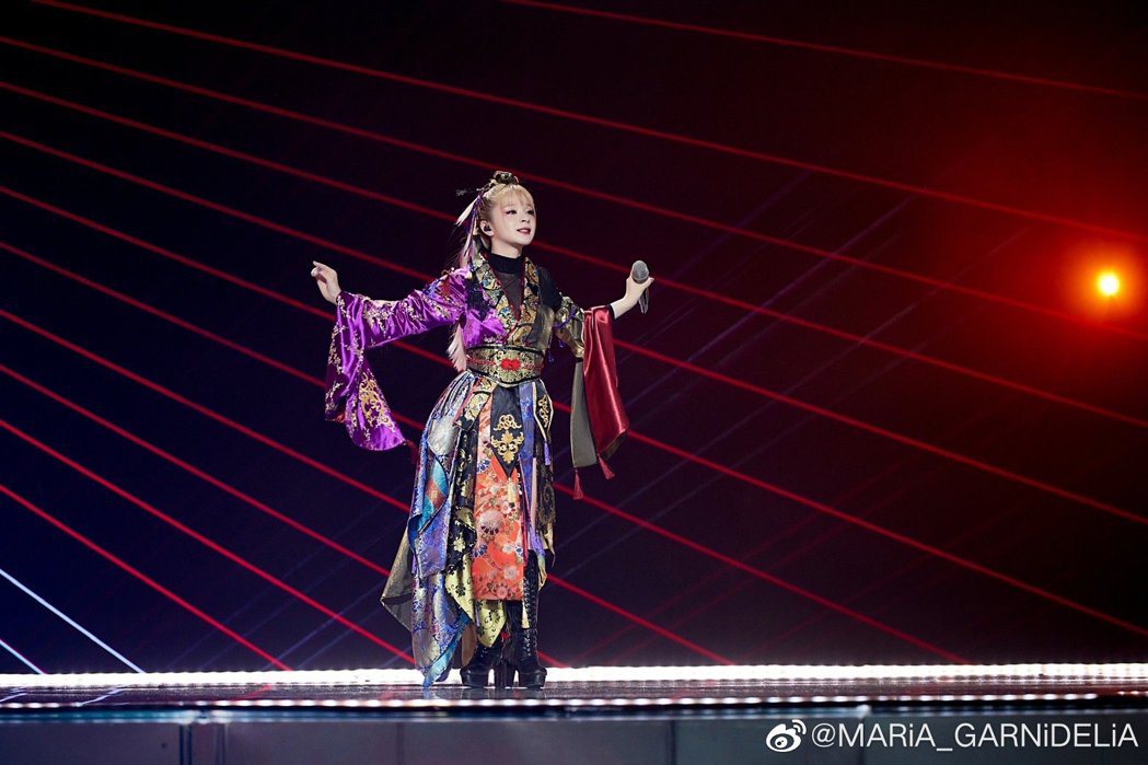 美依礼芽在“乘风2023”初舞台唱跳“极乐净土”，掀起极大效应。图／摘自微博