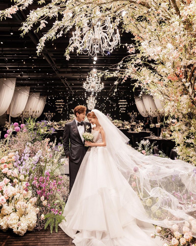 南韓歌手SE7EN與演員李多海結束8年的愛情長跑，一同步入禮堂，兩人於婚禮選擇配戴以「情感珠寶」聞名的Chaumet。圖／摘自網路