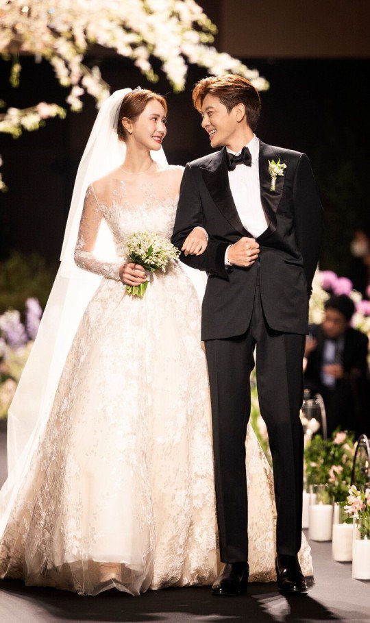 南韓歌手SE7EN與演員李多海結束8年的愛情長跑，一同步入禮堂，兩人於婚禮選擇配...