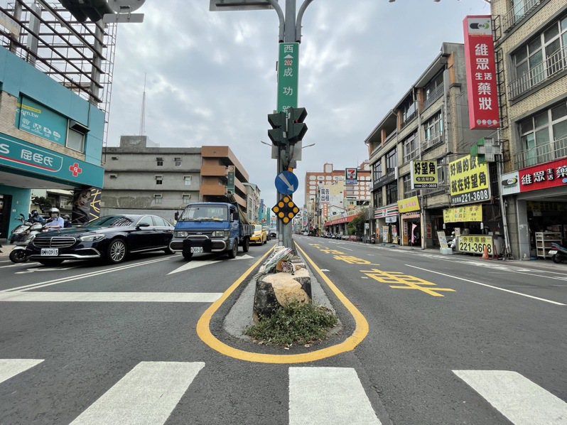 台南市北區成功路口發生3歲女童走斑馬路遭左轉休旅車撞死，市長黃偉哲在市政會議表示將嚴加執法。圖／台灣基進提供