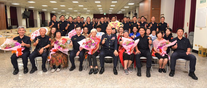 台南市政府警察局今表揚8名模範母親，其中3人獲選為全國警察模範母親殊榮。圖／台南市政府警察局提供