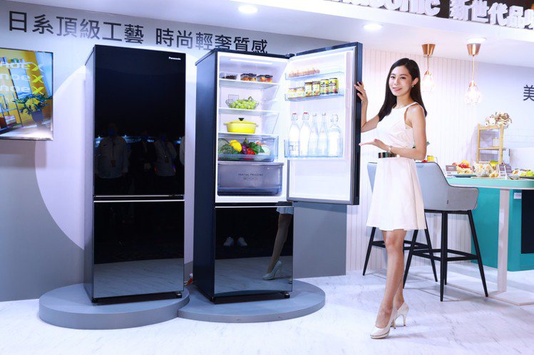 Panasonic電冰箱承襲日本頂級工藝造型設計，全平面無邊框設計玻璃鏡面外觀，...
