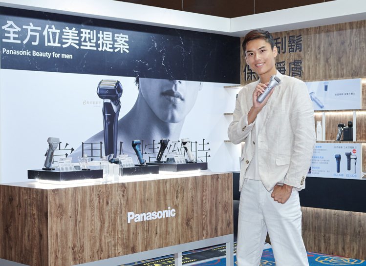 全新Panasonic電鬍刀搭載溫感離子感應頭，護膚、刮鬍二合一。圖／Panasonic提供