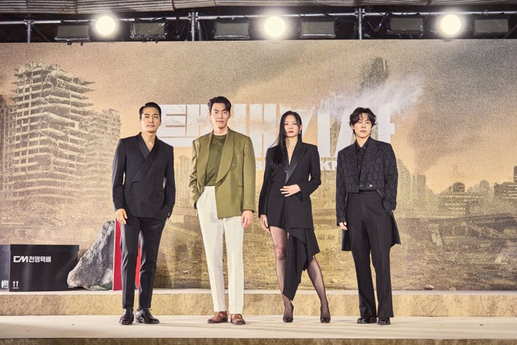左起宋承憲、金宇彬、李絮、姜有皙，出席「末日騎士」記者會。圖／Netflix提供