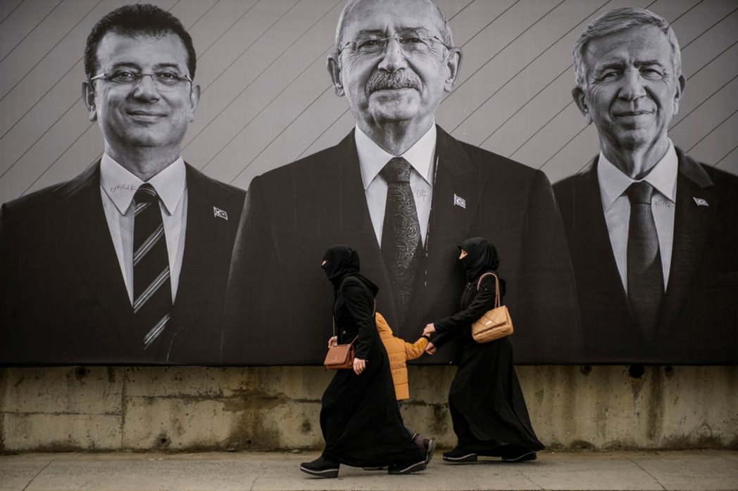 在最大在野黨的共和人民黨（CHP）海報前經過的婦女。海報中是CHP黨籍的伊斯坦堡...
