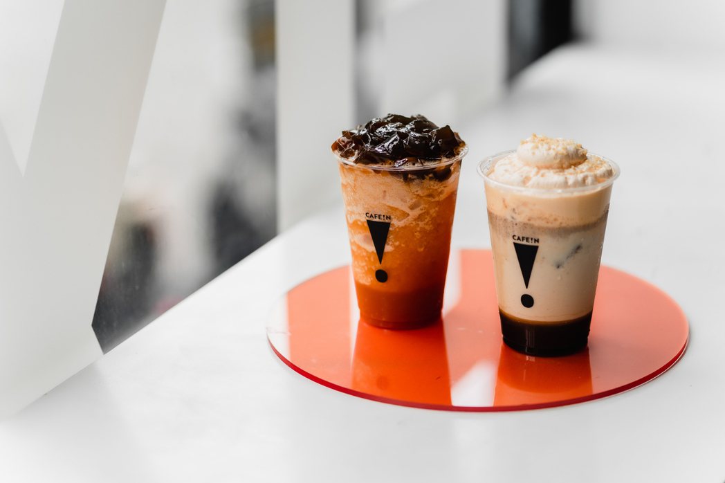 （左起）粉粿蜜柚紅茶冰沙、胡桃芙雲冠軍拿鐵。 圖／CAFE!N提供