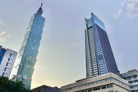 南山廣場（右）與台北101。記者朱曼寧／攝影