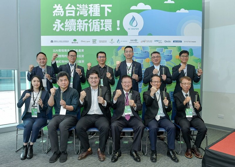 跨領域企業代表齊聚一堂，藉由12支水筆仔，展現為台灣種下永續新循環的行動。(照片/主辧單位提供)