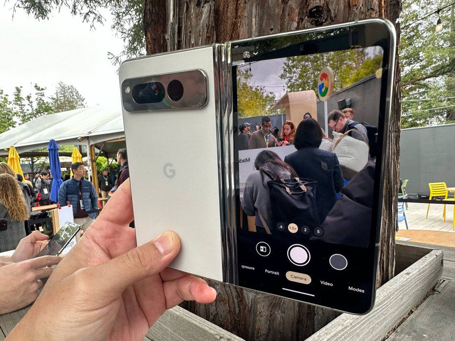 Google 10日在I/O開發者大會發表旗下首款折疊手機Pixel Fold，可切換主鏡頭自拍，搭配外螢幕取景，提升照片品質。中央社