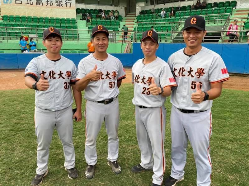 廖敏雄(左)教練。 文化大學棒球隊臉書