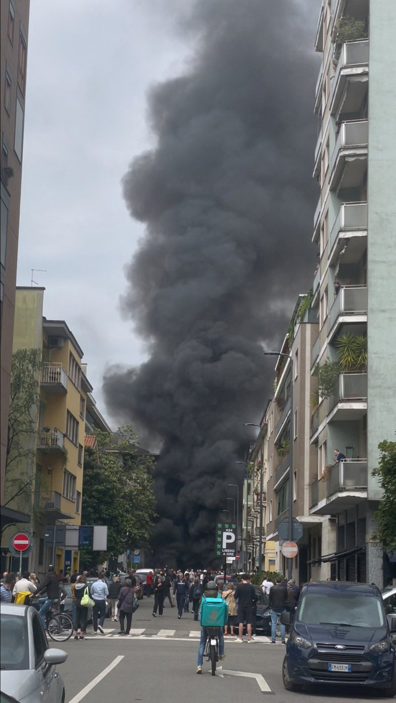 義大利北部米蘭巿中心發生運送氧氣瓶的廂型車爆炸，導致駕駛輕傷，多部車輛起火，當局撤離一所學校200多名學生。路透社