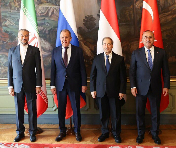 伊朗（左起）、俄羅斯、敘利亞與土耳其4國的外交部長10日在莫斯科舉行峰會，也顯示近來阿拉伯國家積極改善彼此關係。（Photo from @MevlutCavusoglu via Twitter）