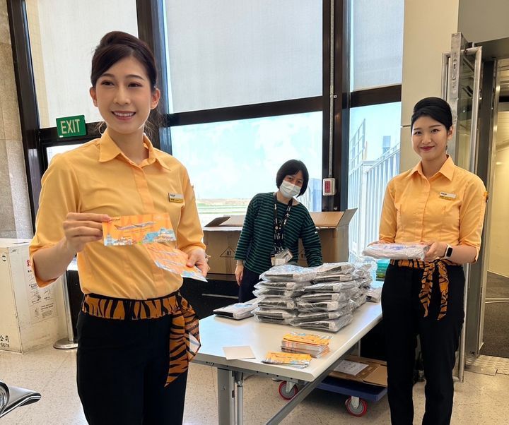 ▲普吉島首航禮－泰觀局致贈泰國折疊包。　圖：燦星旅遊／提供