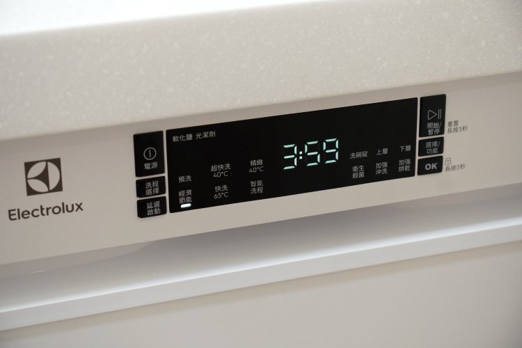 極淨呵護300系列45公分獨立式洗碗機擁有最簡單直覺的按鍵式中文面板，還會顯示倒數清潔時間。記者黃筱晴／攝影