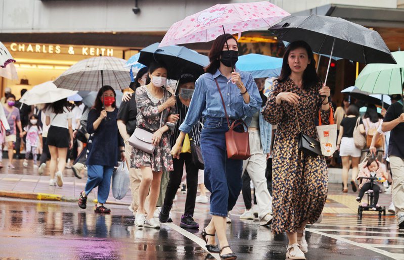 周日母親節到下周一清晨鋒面通過台灣上空，預期也會是降雨比較明顯的一段時間，各地都有下雨的機會。本報資料照片