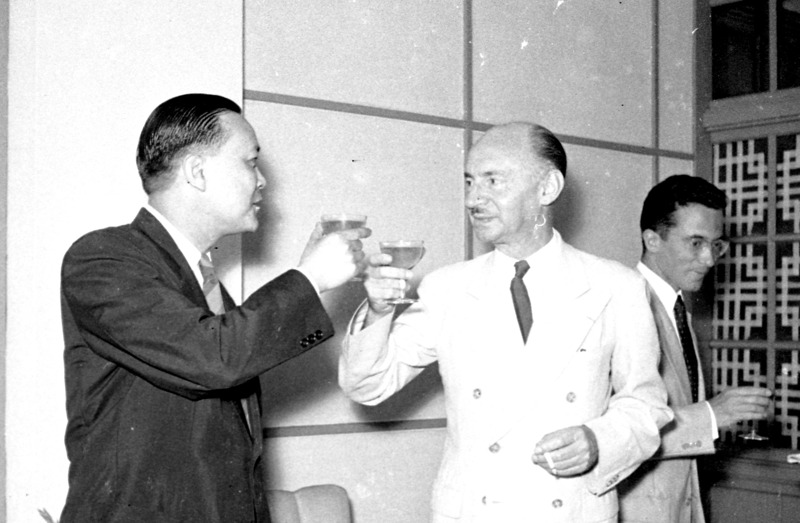 1954年5月12日，中法貿易協定簽署，由外交部次長沈昌煥(左)及法國駐華公使賈棠(右)交換簽字協定。圖／聯合報系資料照片